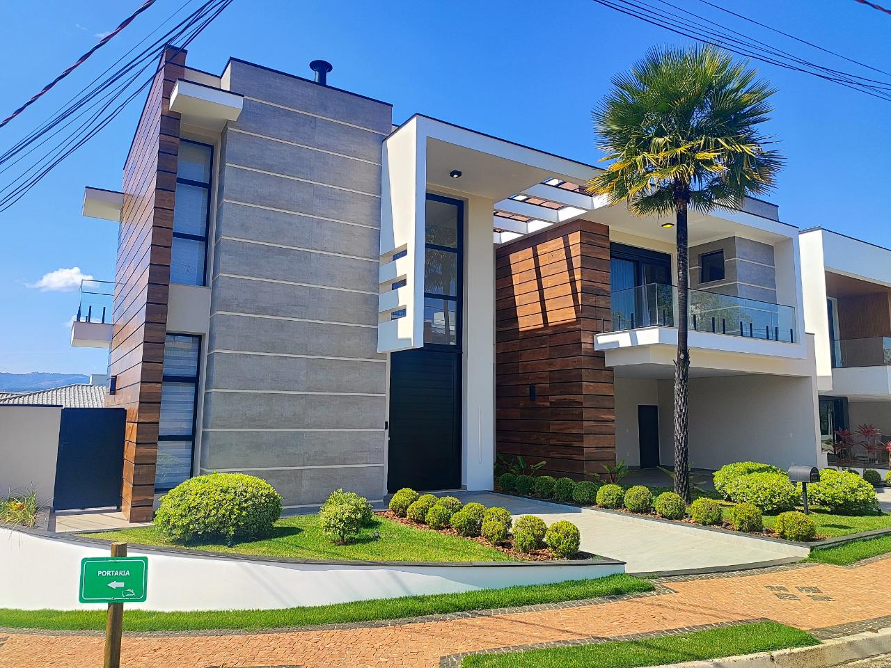 Casa Residencial - Condomínio Morro Azul II